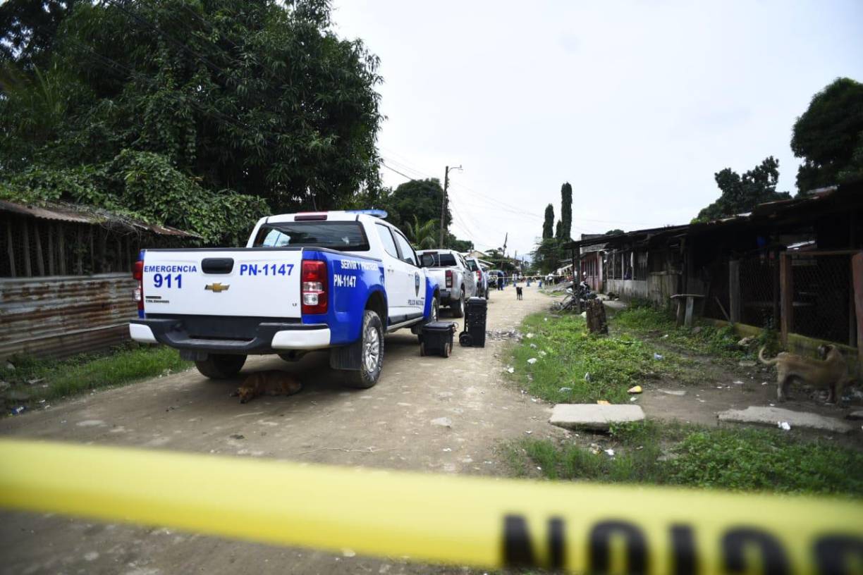El cuerpo fue encontrada muerta en el solar de esta vivienda.