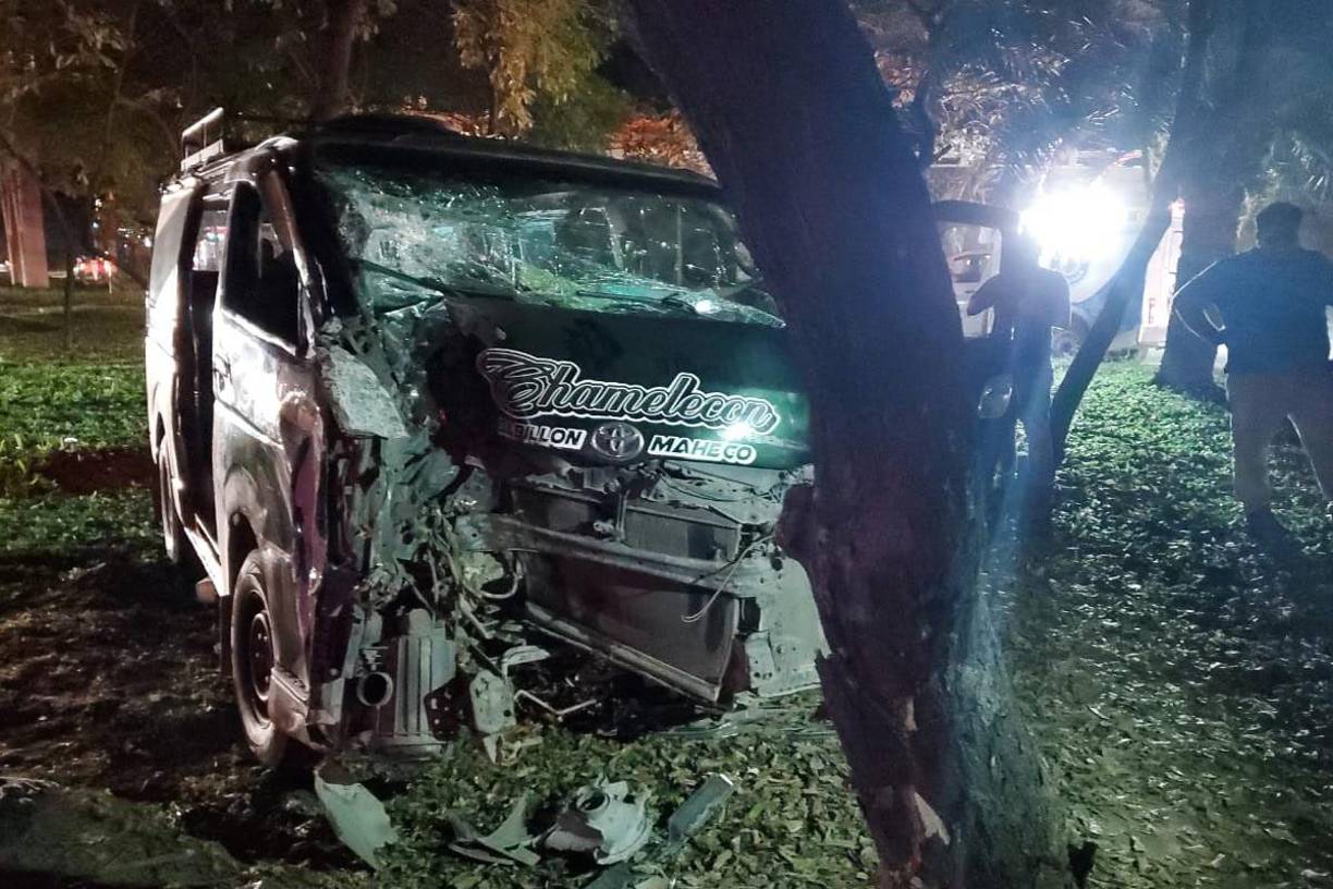 El bus rapidito se estrelló en la noche de este jueves contra un árbol en el bulevar del sur de San Pedro Sula.