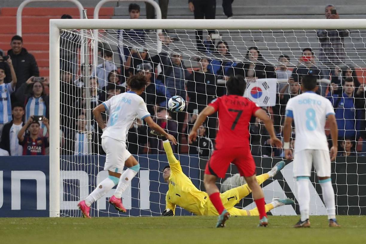 David Ruiz lanzando el penal que puso a ganar a ganar a la Sub-20 de Honduras.