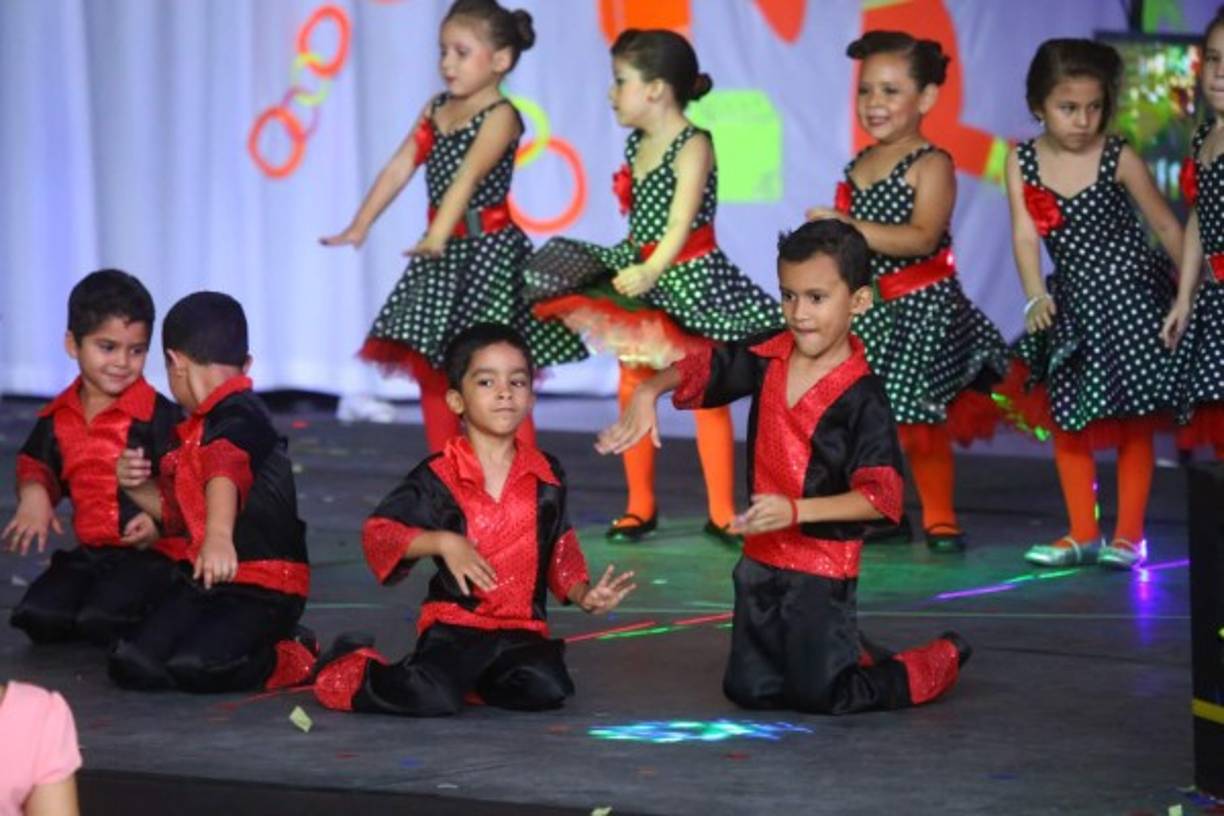 Además del talento artístico el acto se distinguió por sus coloridos y originales vestuarios.