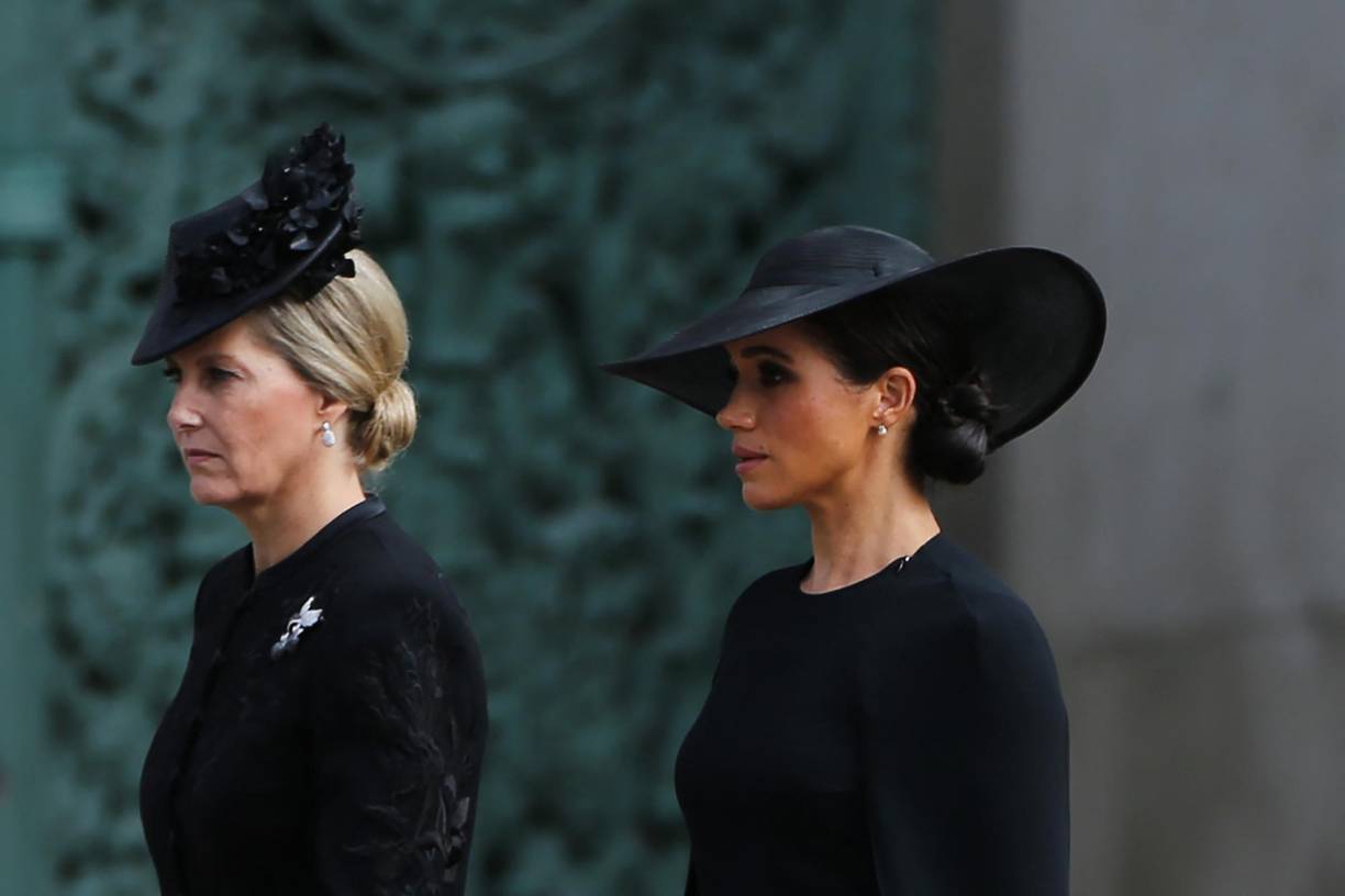 La esposa del príncipe Harry también repitió con una versión negra del sombrero que usó para el Jubileo de la Reina en 2018.