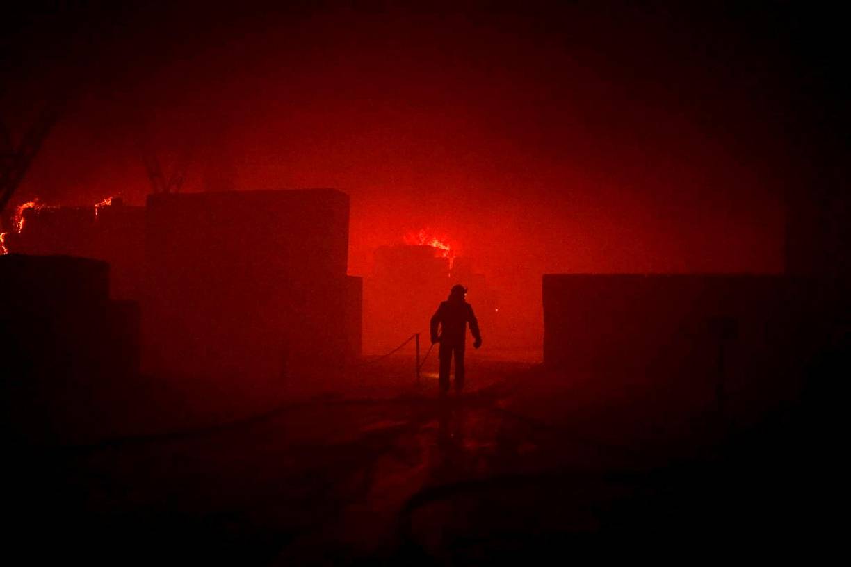 Una mujer de 33 años murió y once personas resultaron heridas en el distrito de Holosiivskyi del sur de la capital, el más afectado por esta nueva oleada de ‘shaheds’, la tercera de las últimas 24 horas, que destruyó las dos últimas plantas de un bloque de 24 pisos y todos los coches que había aparcados frente al edificio.