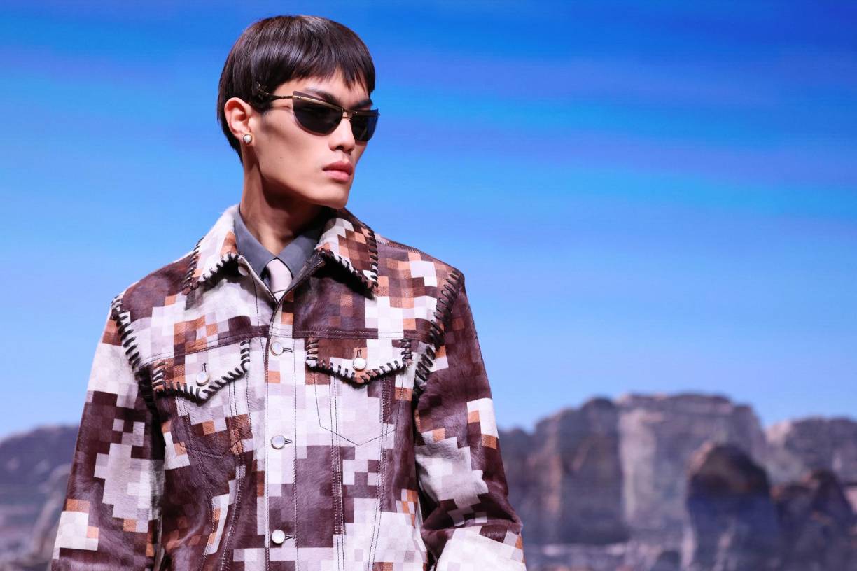 Una modelo presenta una creación para la colección Prêt-à-porter Otoño-Invierno 2024/2025 de Louis Vuitton Menswear en el marco de la Semana de la Moda de París, realizada en París, Francia.