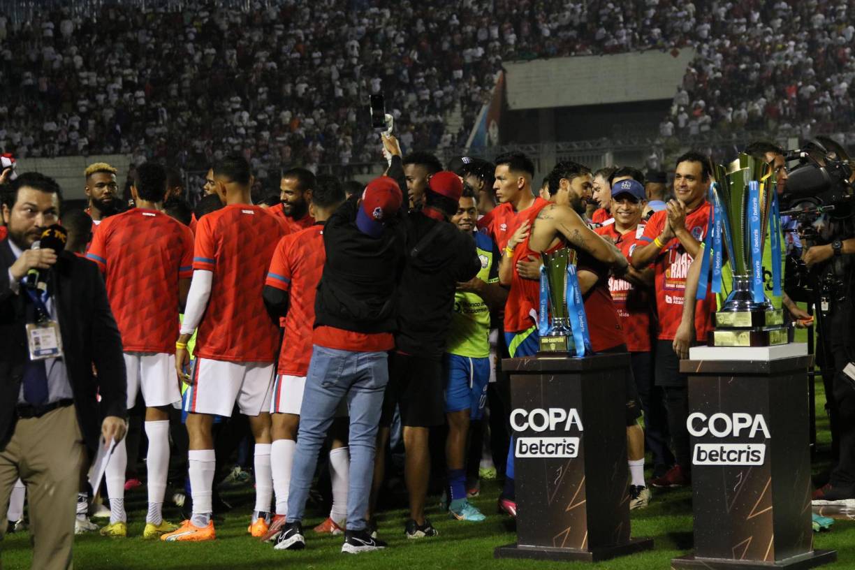 El Olimpia le hizo un pasillo a los jugadores del Olancho FC cuando se disponían a pasar por la medalla y copa del subcampeonato.