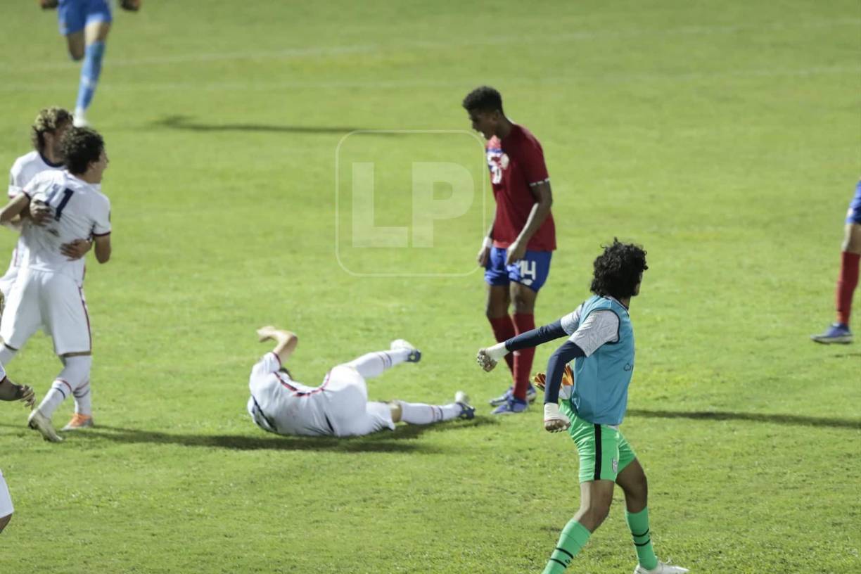 El lente de Grupo OPSA captó el momento en donde un jugador de EUA estaba tirado en el césped ante la mirada de un futbolista de la Sub-20 de Costa Rica.