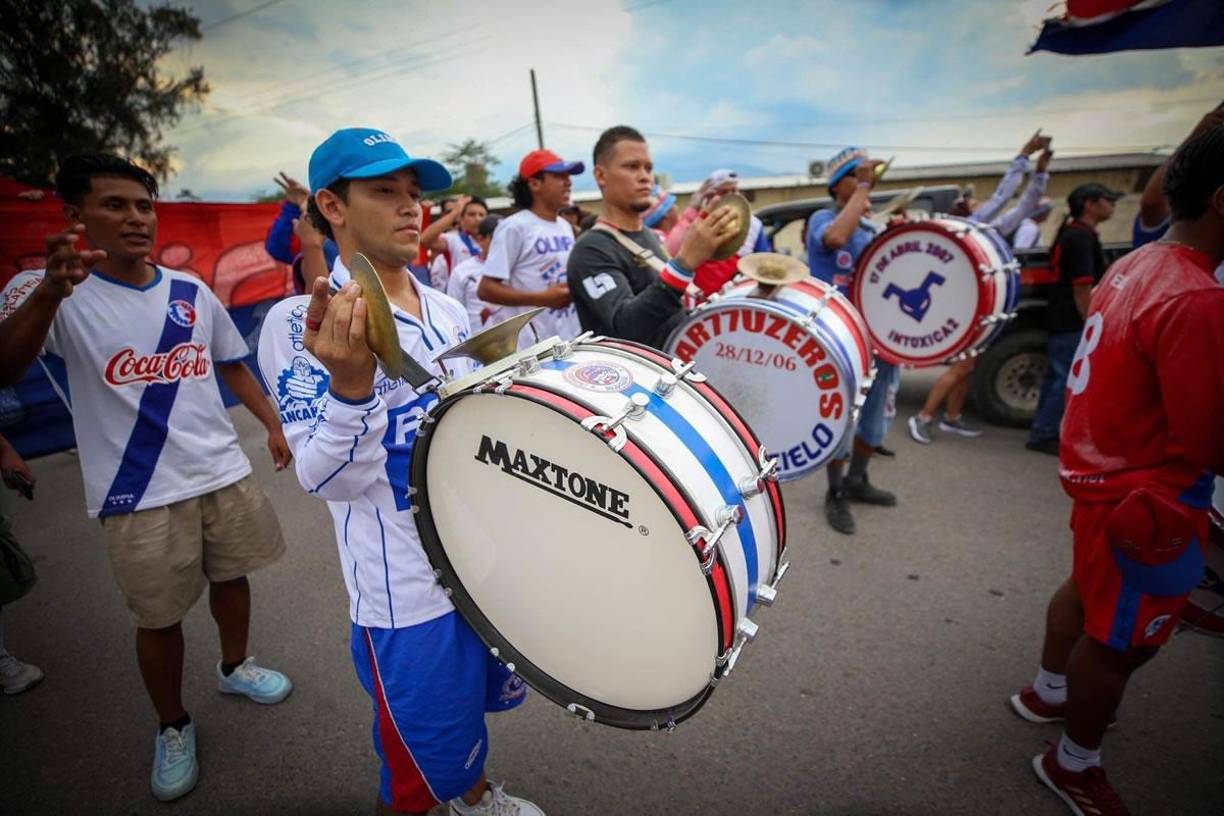 Con bombos y platillos, una fiesta orquestada completa para disfrutar de un gran duelo.