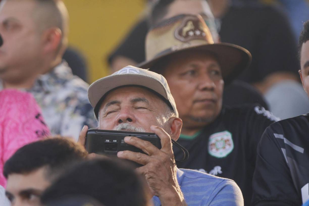 Este aficionado estuvo acompañado su radio en el encuentro.