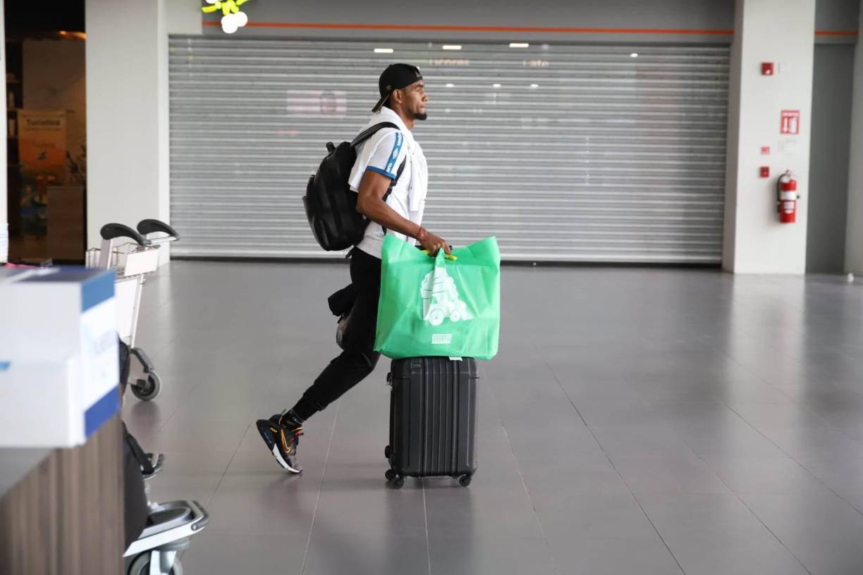 Jerry Bengtson fue captado con una bolsa en el Aeropuerto de Palmerola.