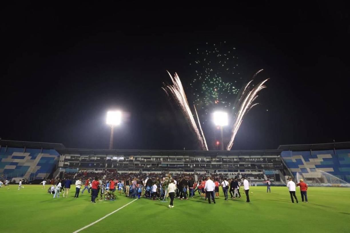 Este sábado 27 de mayo el comisionado de CONDEPOR, Mario Moncada y la presidenta de Honduras, Iris Xiomara Castro inauguraron el nuevo estadio Nacional Chelato Uclés, de la ciudad de Tegucigalpa.