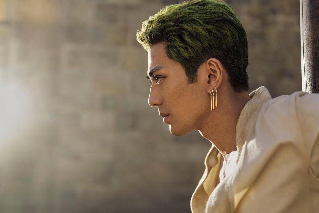 El actor Mackenyu interpreta a Zoro, conocido como el “Cazador de Piratas” que empuña tres espadas. Es un amigo leal y quiere convertirse en el mejor espadachín del mundo. Mackenyu dice que “Conocer a Luffy es lo más importante que le haya pasado a Zoro... aunque, por supuesto, él nunca diría eso en voz alta”.