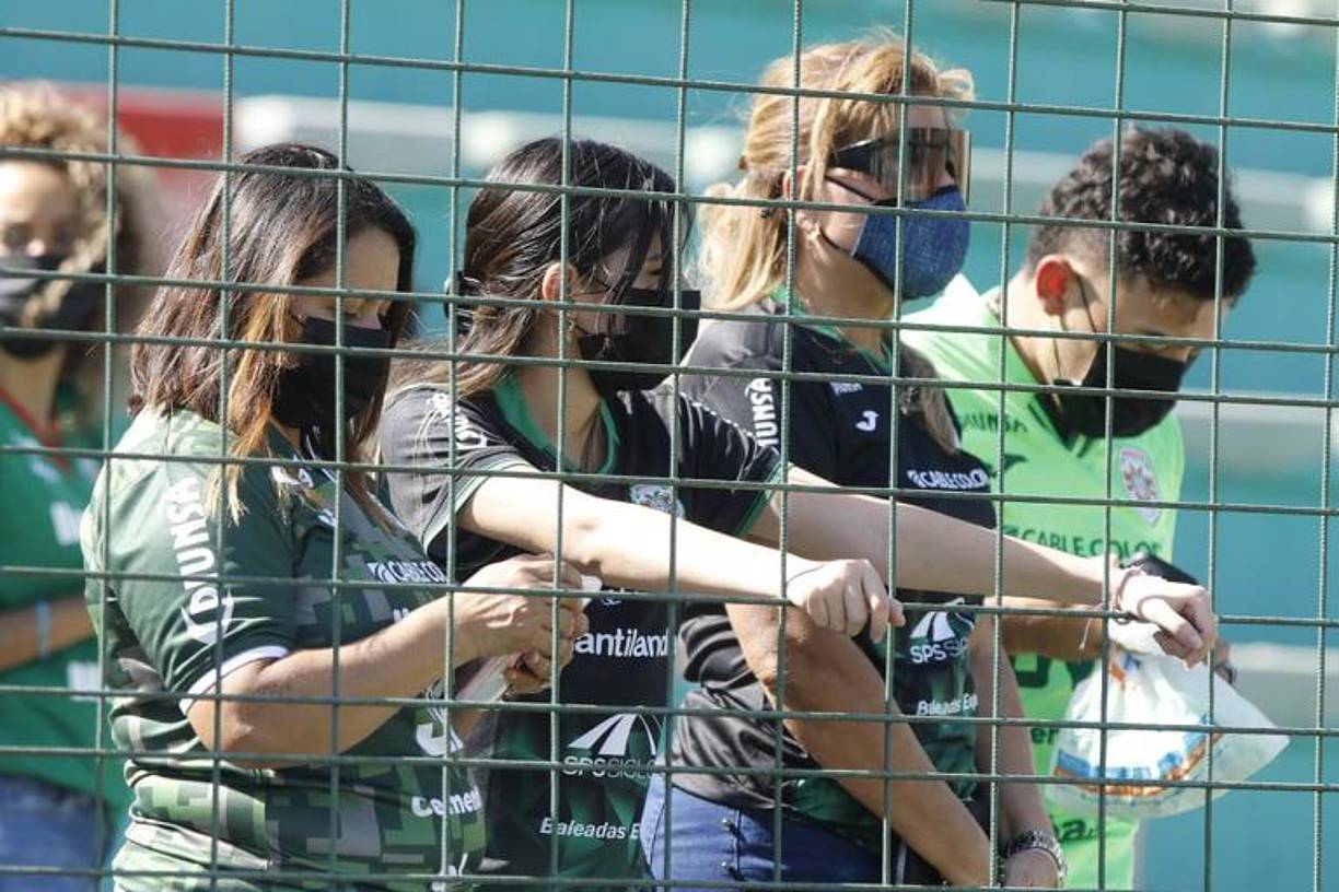 Un bonito ambiente deportivo se vivió previo al inicio del juego.