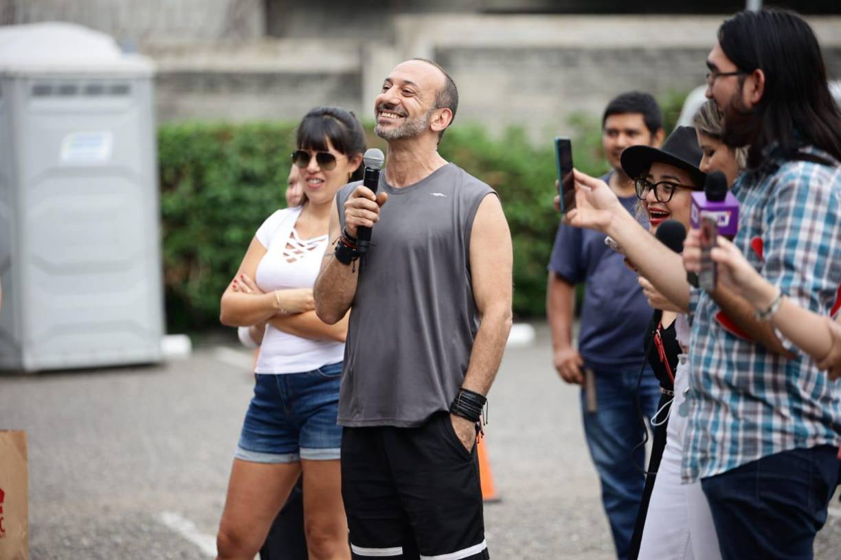 Un momento divertido de la conferencia fue cuando el baterista de la banda, Carlos <b>“</b>Oveja” González, le preguntó a Mario: “¿Qué se siente tocar con un baterista tan espectacular?”, lo cual provocó las risas del vocalista argentino y de los asistentes. 