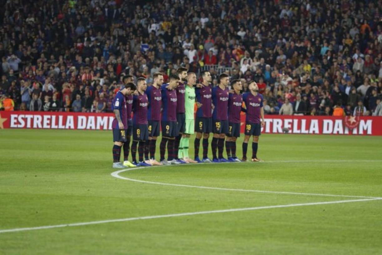 El Camp Nou a minutos de iniciar el partido guardóun minuto de silencio en memoria de las víctimas de las inundaciones de Mallorca y por el ex jugador Vicenç Martínez.