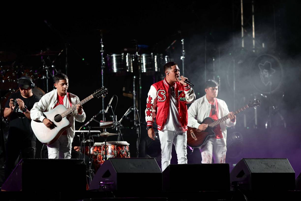 Los músicos del grupo ‘Los Tres de la H’, originarios de El Paraíso, Copán, también mostraron su talento previo al show del mexicano Carín León.
