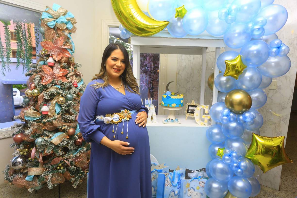 El lugar estuvo lleno de colores y detalles especiales alusivos al bebé. Cada elemento se convirtió en una expresión de amor y anticipación especialmente elaborados por Linett Fenoy. Un marco de globos azul celeste simbolizó la serenidad, protección, paz y confianza del hogar que espera con ansias al pequeño Gabriel. 