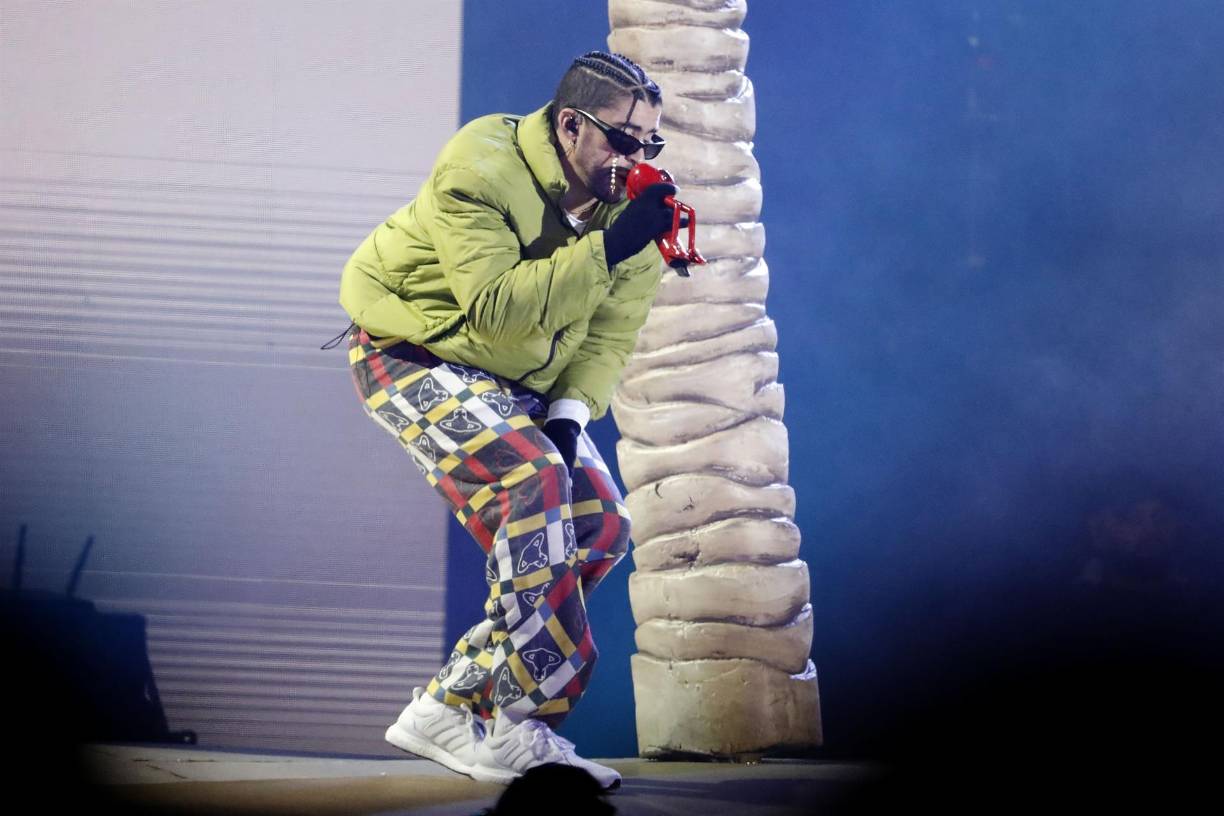 Las chamarras sintéticas son infaltables en el look del conejo malo. Los joggers son, sin duda, sus pantalones predilectos. Este look es muy fácil de copiar para ir al concierto. No olvides elegir tonalidades alegres para estar a tono con el concepto veraniego de la gira.