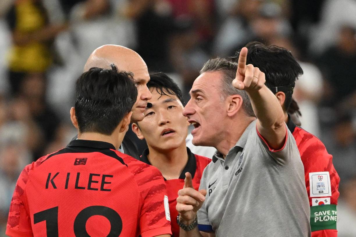 El entrenador portugués de Corea del Sur, Paulo Bento también fue a discutir con el árbitro.