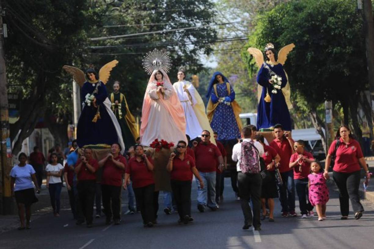Cientos de feligreses se aglomeran en las calles para acompañar las procesiones.