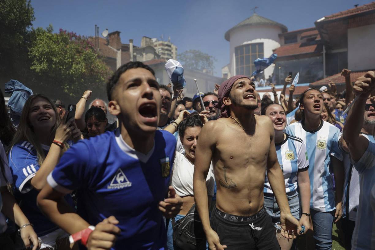 Argentina derrotó a Francia en la tanda de penales y la locura invadió a los hinchas.