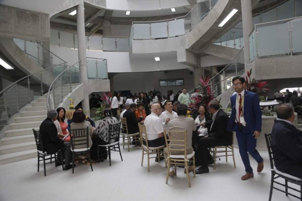 Los estudiantes de las ciencias de la salud se mostraron muy contentos con la nueva infraestructura y reconocieron que se ha avanzado en este paso.