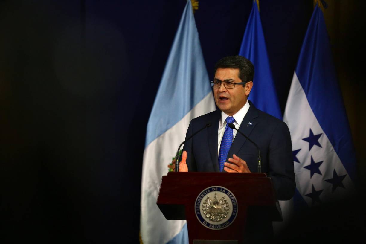 Colón explicó en el aparte con periodistas a la salida del tribunal, que al principio afrontaron un sinnúmero de problemas porque su cliente “a veces no podía bajar (de su celda) porque había mareros” hondureños, pero, ya fue trasladado a otro edificio de la prisión. Mientras espera por su juicio, comparte en esa área con presos que están cooperando con la fiscalía.