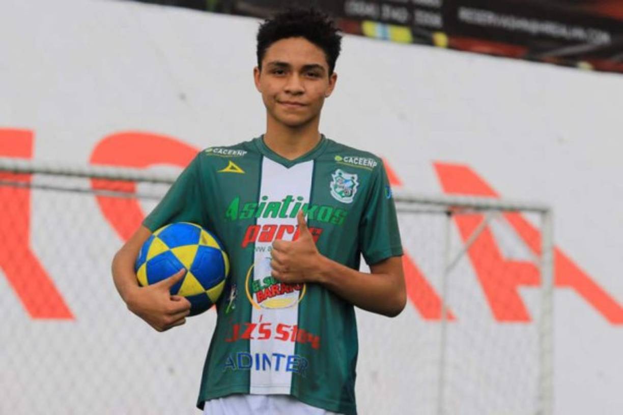 Julio César León es el hijo del famoso mediocampista hondureño 'Rambo' de León. Juega en el Platense Jr. de Tegucigalpa.