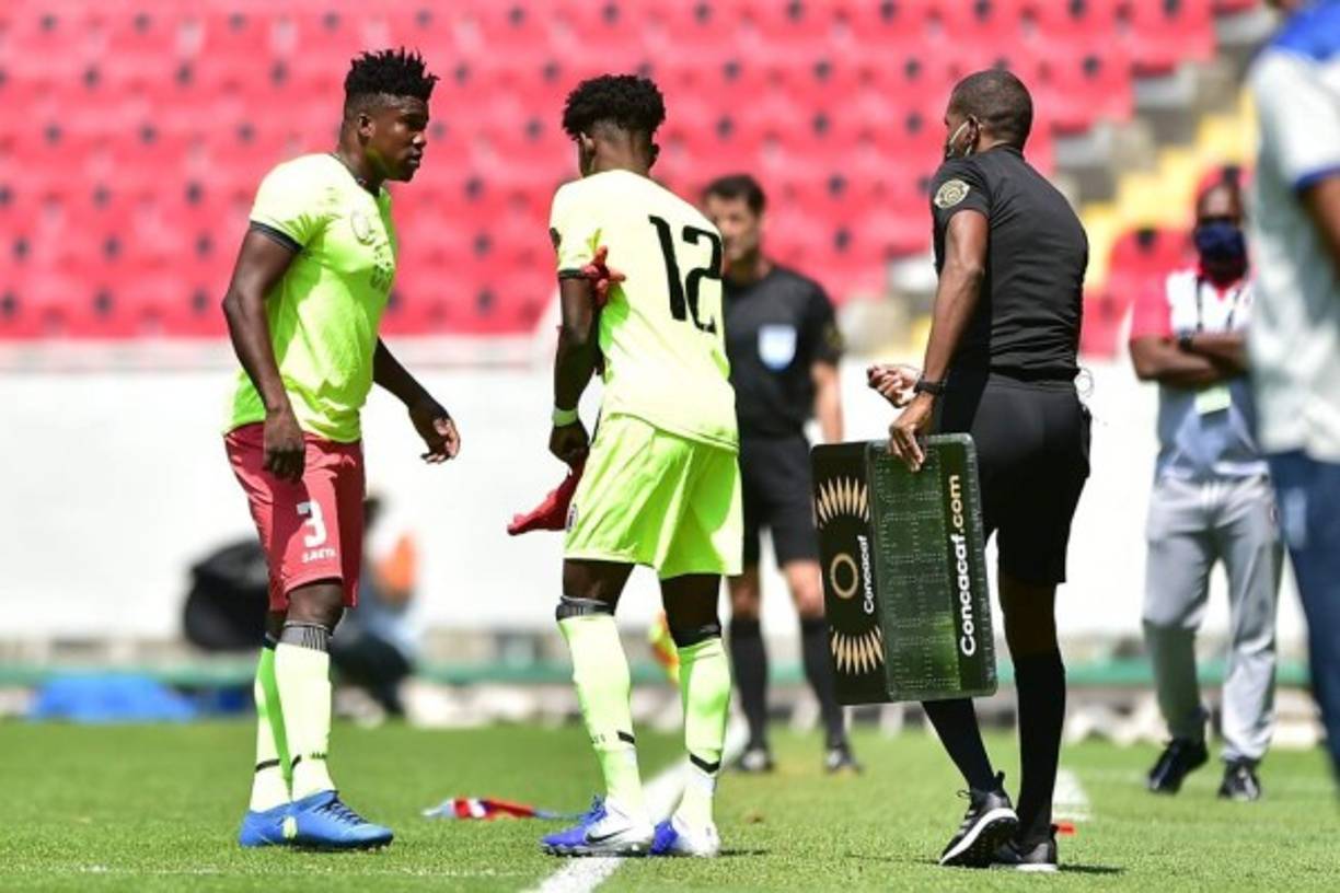 En el minuto 22 del partido, el portero Alan Jerome ya pudo entrar al campo para completar el 11 titular de Haití y Odilon Jerome le cedió los guantes.