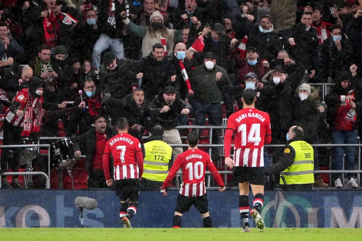 Iker Muniain festejando con los aficionados del Athletic Club de Bilbao.