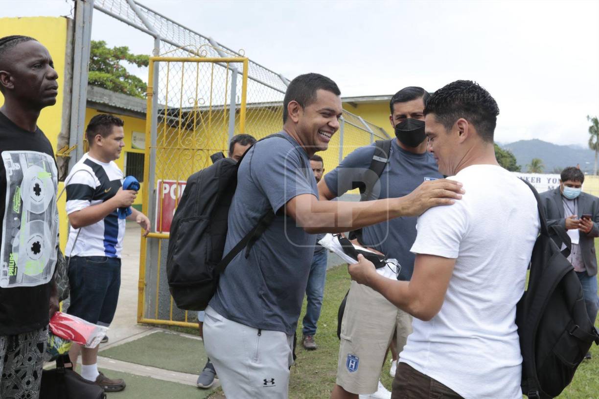 El entrenador Luis Alvarado de la Sub-20 de Honduras se hizo presente y fue saludado por Amado Guevara.