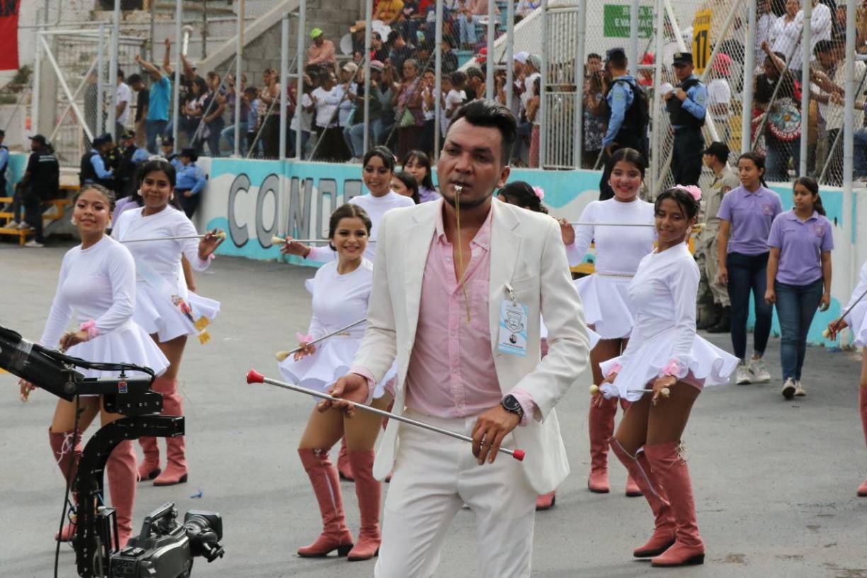 Con silbato en boca y bastón en manos, demostró sus habilidades en su ingreso al estadio Nacional. 