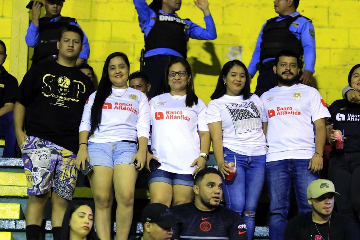 Aficionados del Olimpia llegaron al estadio Humberto Micheletti para apoyar a su equipo ante el Honduras Progreso.