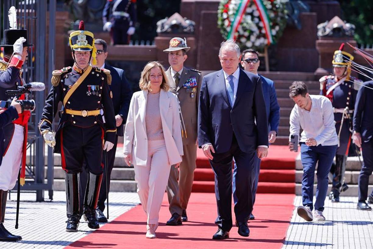  El presidente argentino, Javier Milei, y la primera ministra italiana, Giorgia Meloni, salieron al mítico balcón de la Casa Rosada para saludar al público que aguardaba en la Plaza de Mayo para verlos en persona.