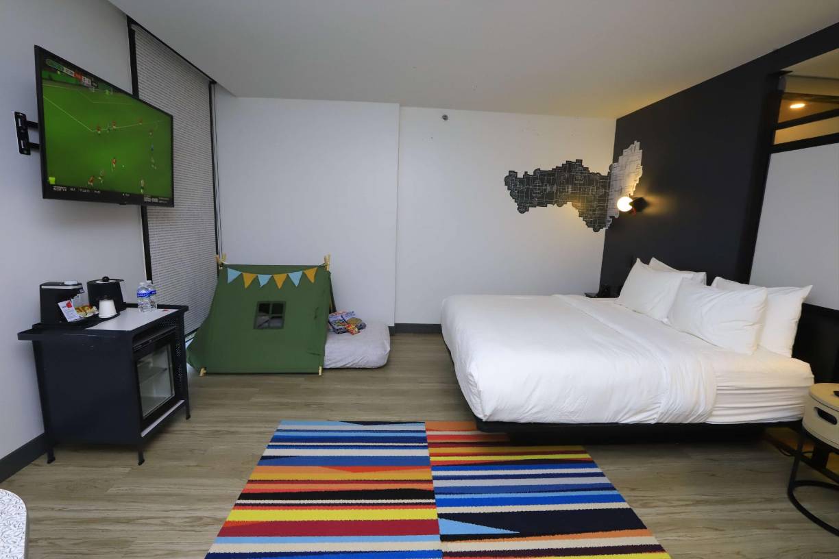 ”Nos alegra mucho estar de regreso en Honduras, un mercado que cautiva por su historia, la cual se remonta a sus orígenes en los campos de caña de azúcar, finalmente evolucionando a un vibrante centro influenciado por reconocidas compañías bananeras. Rindiendo homenaje a este rico patrimonio, la ciudad de SPS está adornada con vestigios e influencias arquitectónicas que reflejan su pasado”, comentó Brian King, presidente de Marriott International para el Caribe y Latinoamérica.