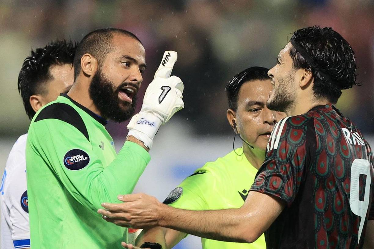 Edrick Menjívar se encaró con Raúl Jiménez por la falta que le hizo en el área hondureña.