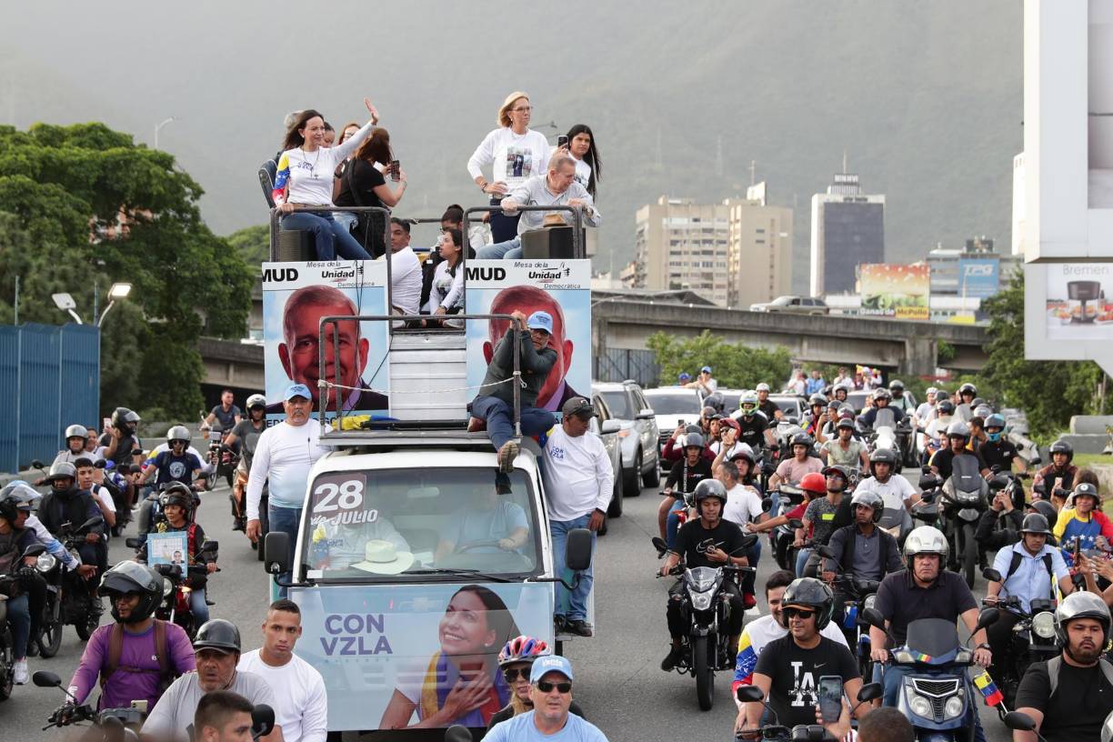 “Queremos pedirle a todos los venezolanos que se queden en sus centros de votación, que estén allí en vigilia. Hemos luchado todos estos años para este día, estos son los minutos cruciales”, dijo Machado en una rueda de prensa, junto a González, quien se declaró “más que complacido” con la jornada. 