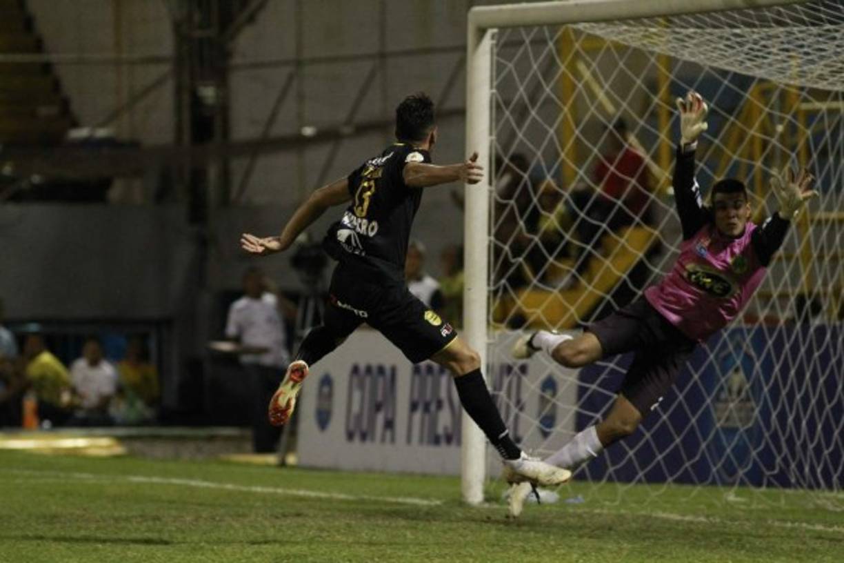 Ángel Tejeda mandó el balón por arriba de la portería del Parrillas One.