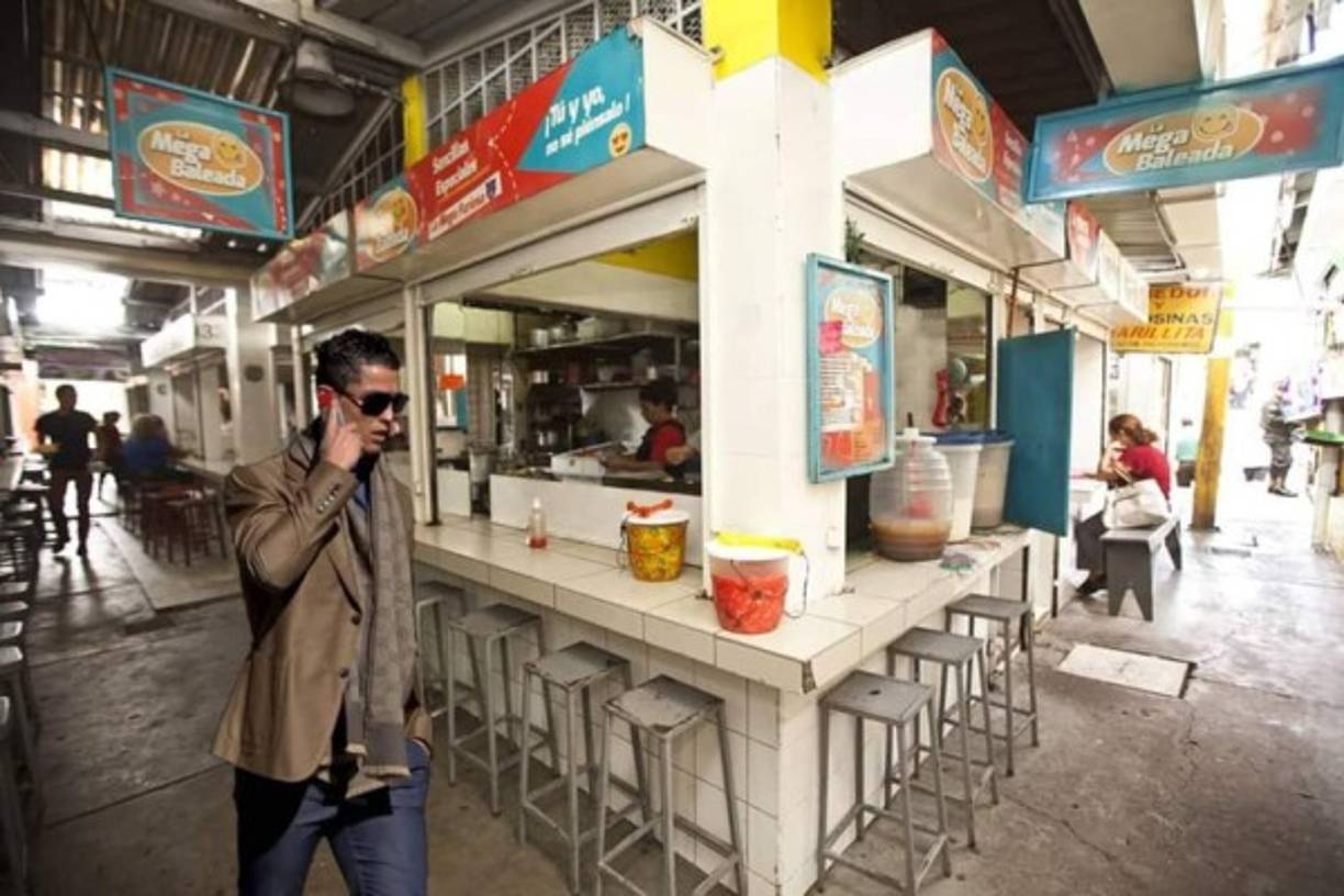 Hondureños se han dado la tarea de realizar montajes de Cristiano Ronaldo en lugares emblemáticos o no tan populares de Honduras, y el resultado fue viralizado rápidamente, estos son los memes de CR7 'recorriendo' el país. <br/><br/>(Lugar de la foto: Mercado los dolores de Tegucigalpa)<br/><br/>Memes: Jhōnny GuzZ'man