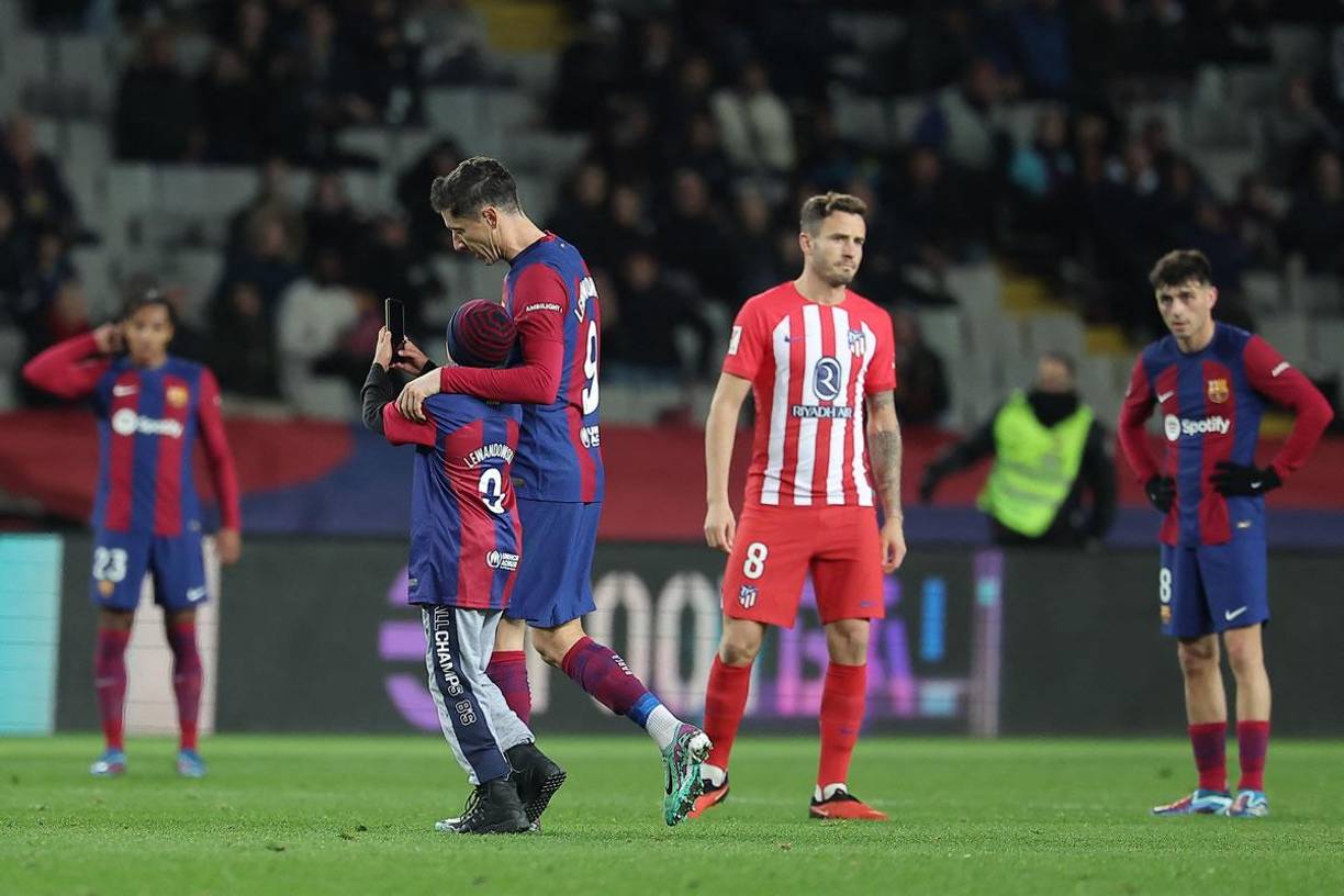 Un pequeño intruso en el partido. Un niño se metió al campo en busca de Robert Lewandowski.