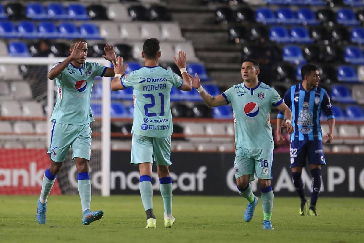Eddie Hernández celebrando con Roberto Moreira y Héctor Castellanos.
