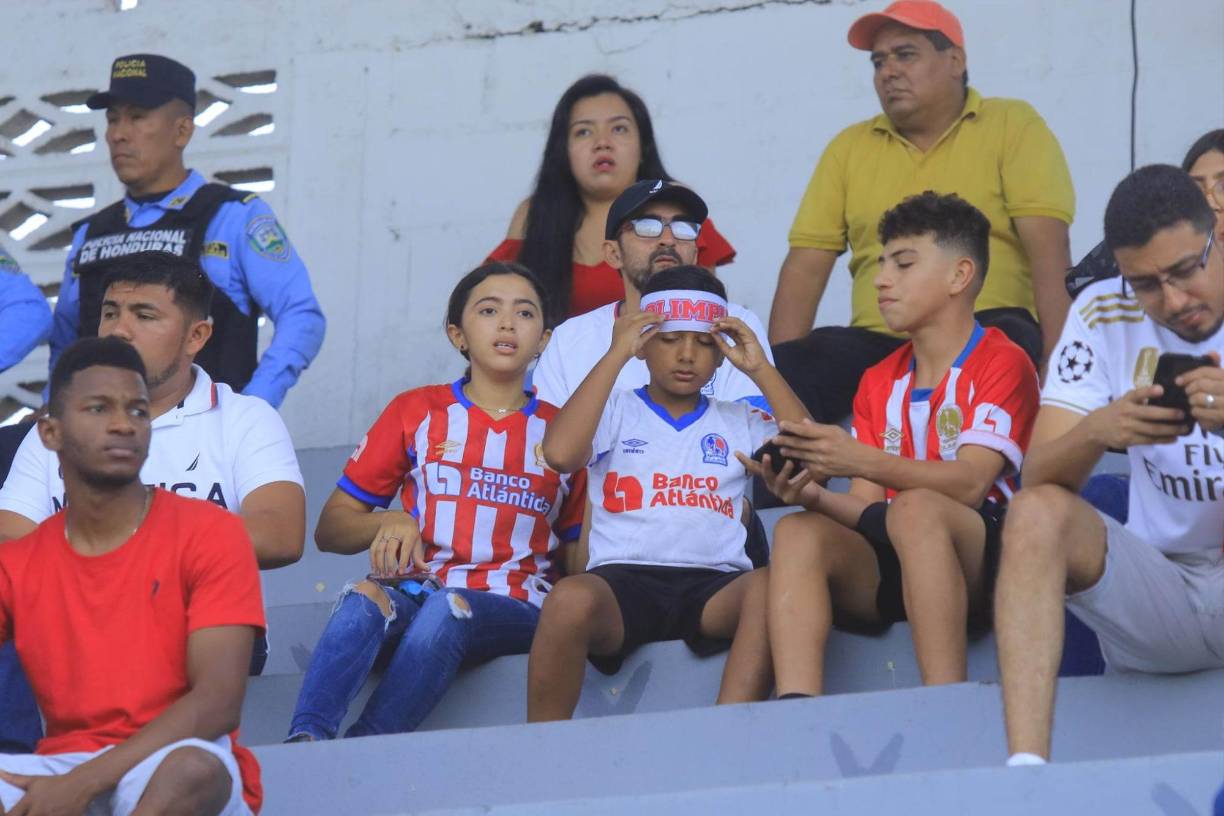 Hasta los más pequeños llegaron para apoyar al Olimpia.