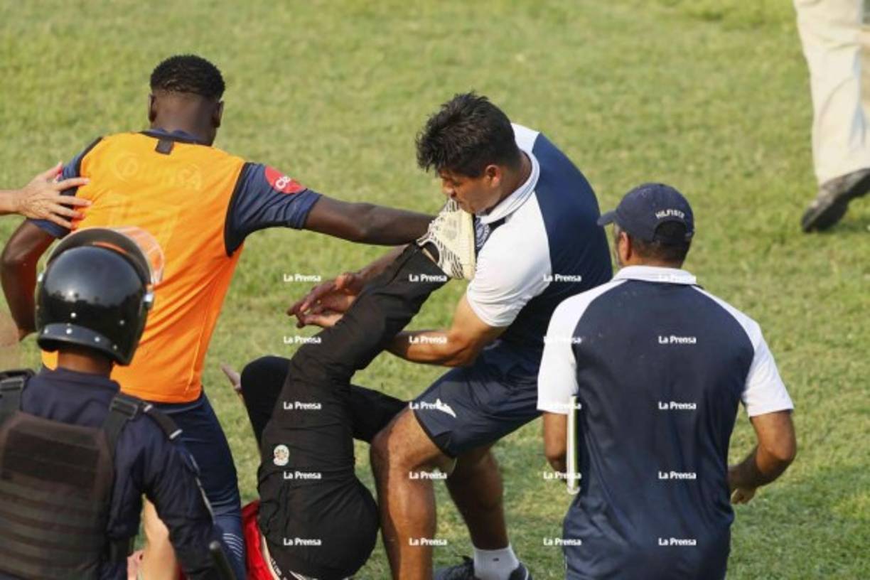 Hugo Caballero le lanzó patadas al utilero del Marathón que estaba en el suelo.