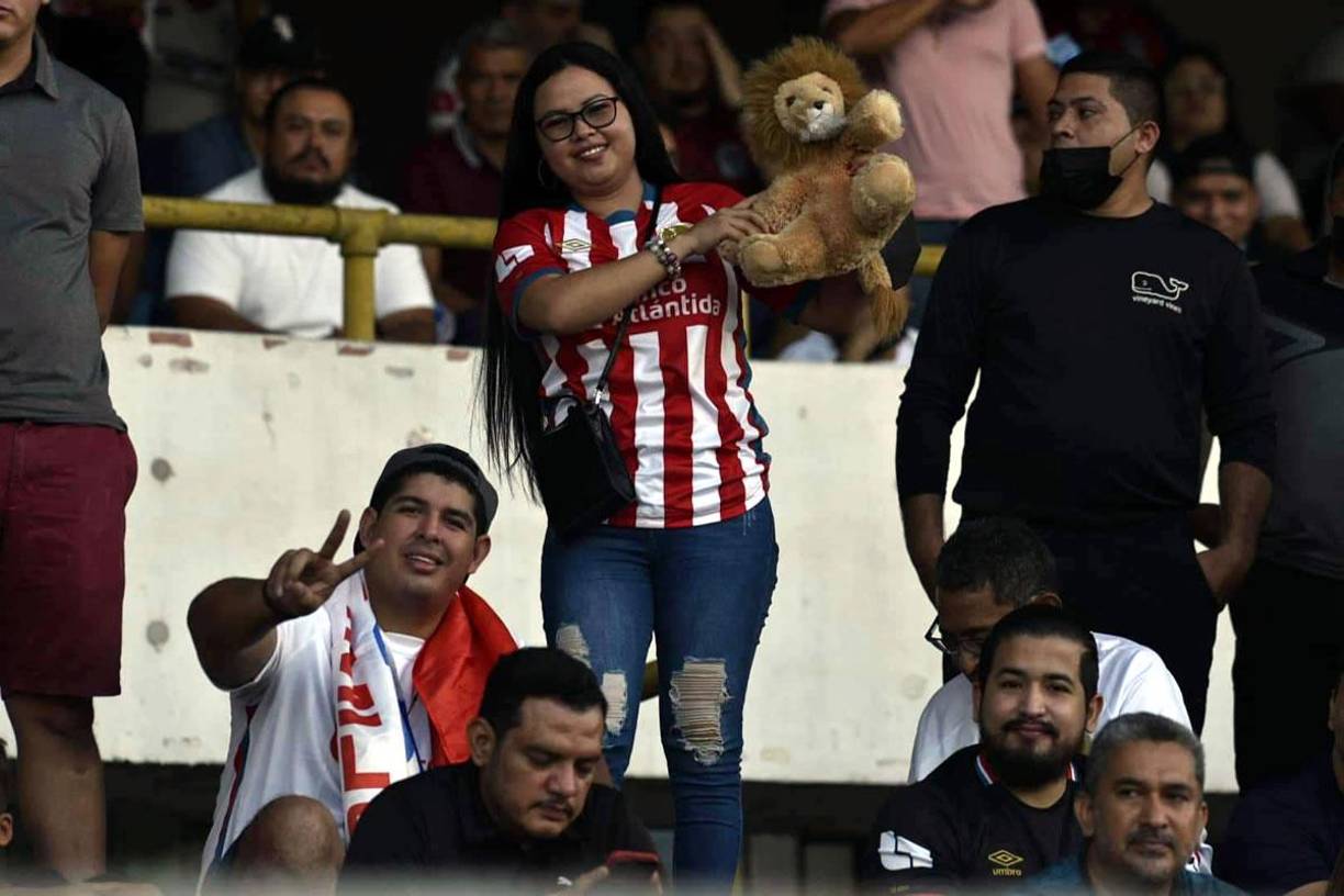 ¡Chicas, bella presentadora y fiesta blanca! El ambientazo que se vivió en el Morazán con el Clásico Olimpia-Motagua