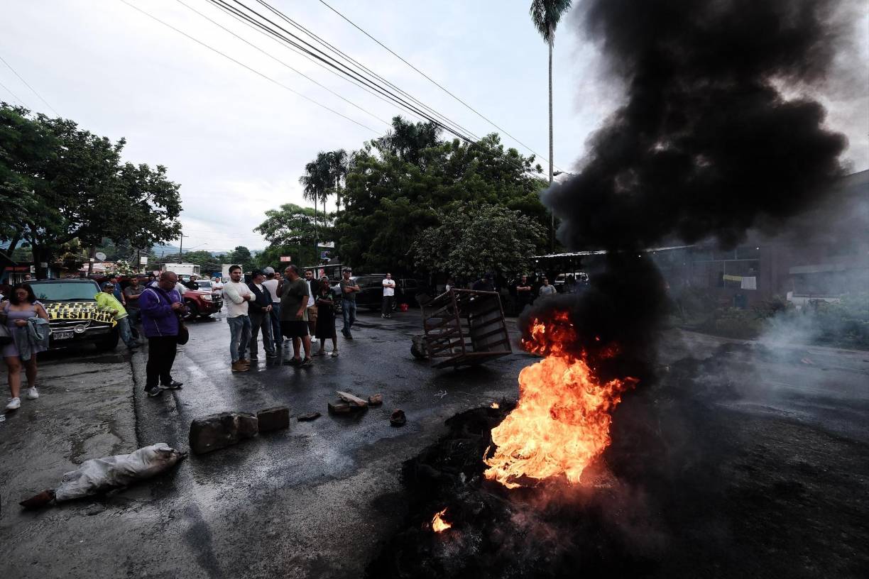 En la entrada principal de la colonia, hubo un intenso congestionamiento vehícular, por lo que los conductores tuvieron que buscar salidas alternas para dirigirse a sus puestos de trabajo. 