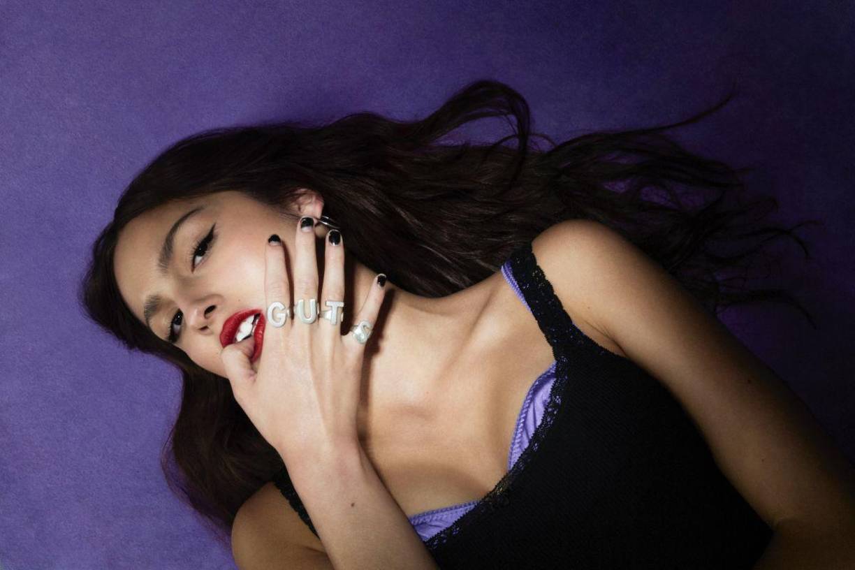 - ‘Guts’, de Olivia Rodrigo: De la escuela de Swift surgió esta jovencísima intérprete y compositora que con su segundo trabajo y canciones comerciales pero con pulso vital propio, como ‘Vampire’ o ‘bad idea, right?’, confirmó las expectativas puestas en ella cuando en 2022 recibió el Grammy a “mejor nuevo artista”.