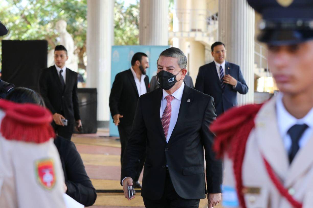 Tomás Vaquero, titular de la Secretaría de Gobernación, Justicia y Descentralización también llegó desde temprano al CN. Al fondo, se observa a los diputados de Libre, Rasel Tomé y Mauricio Rivera. 