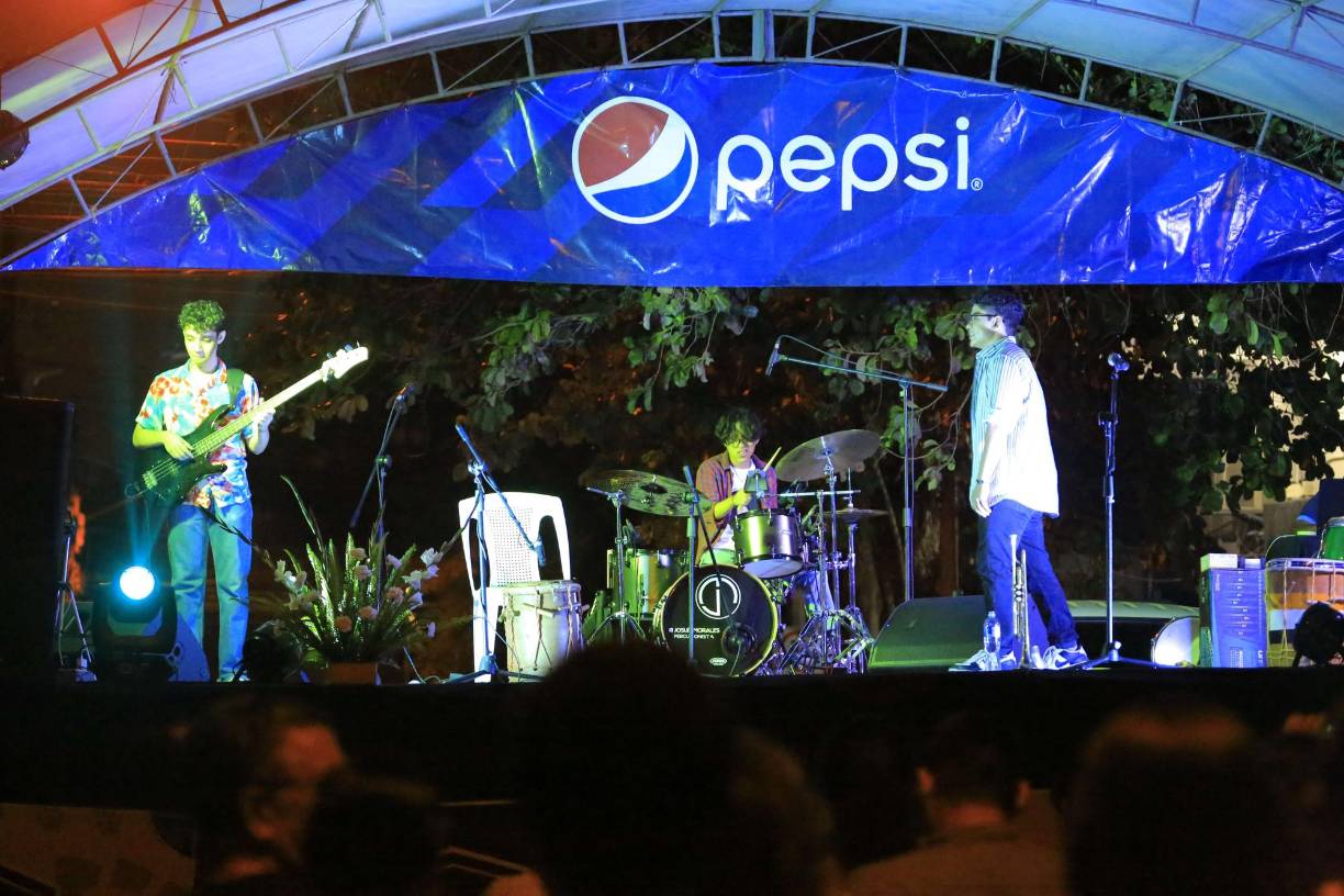 La banda A Piacere fue la segunda que se presentó en el primer día del Festival.