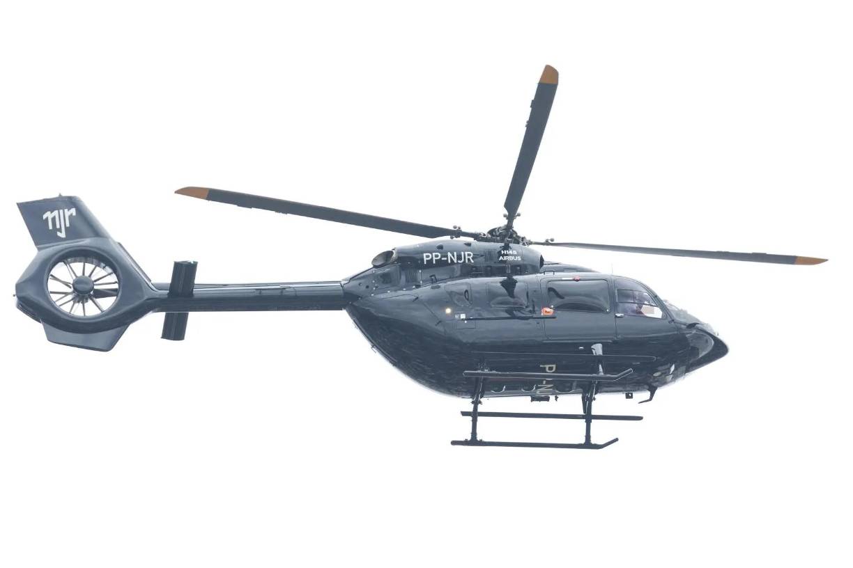 En su primera actividad en el país, Neymar hizo un sobrevuelo en helicóptero sobre el estadio Pacaembu de São Paulo, donde debutó como profesional el 7 de marzo de 2009 con la camiseta del Santos, en una actividad para un patrocinador.