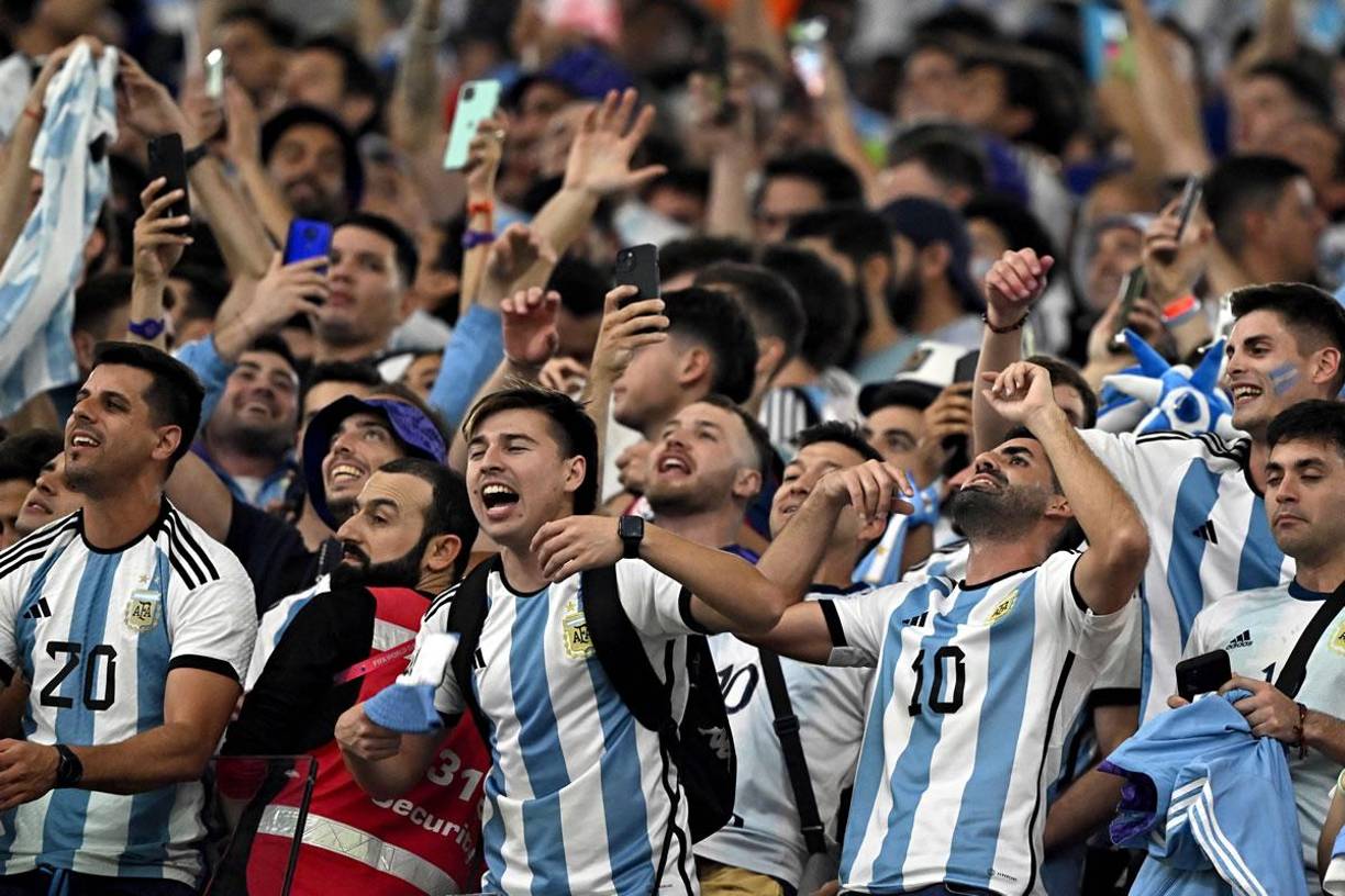 Los aficionados argentinos celebrando en el Ahmad Bin Ali Stadium la clasificación a cuartos de final.