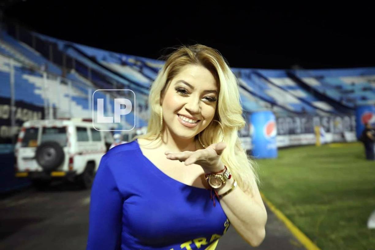 Esta hermosa rubia fue sensación en el estadio Nacional Chelato Uclés.