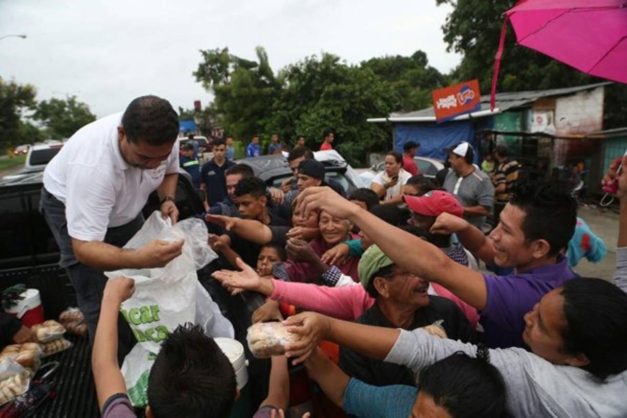 Varias organizaciones y empresas empezaron a repartir ayuda a los afectados.